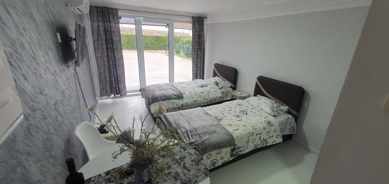 Cozzy Apartment Near The Aiport 포드고리차 외부 사진